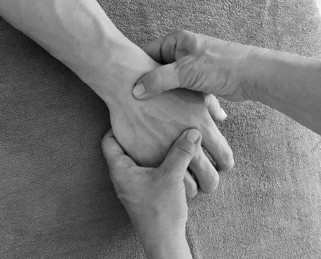 Beispiel Hand Behandlung Osteopathie